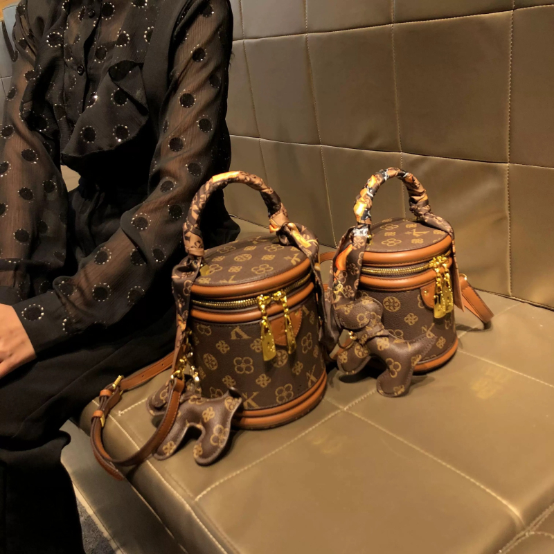 Torba bucket od prave kože s kontrastnim printom, zatvaranje na zip, podstava od poliestera, okrugli strukturirani oblik, jedan remen