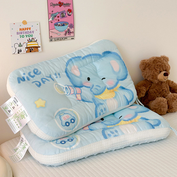 Παιδικό ορθογώνιο μαξιλάρι από 100% βαμβάκι; ύψος 5,1–10 εκ; βάρος 0,5–1,0 kg; γέμισμα: 100% ινών πολυεστέρα; ύφασμα: 100% βαμβάκι.