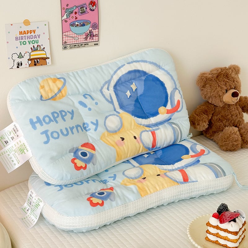 Παιδικό ορθογώνιο μαξιλάρι από 100% βαμβάκι; ύψος 5,1–10 εκ; βάρος 0,5–1,0 kg; γέμισμα: 100% ινών πολυεστέρα; ύφασμα: 100% βαμβάκι.