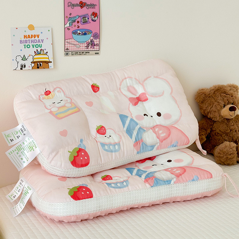 Παιδικό ορθογώνιο μαξιλάρι από 100% βαμβάκι; ύψος 5,1–10 εκ; βάρος 0,5–1,0 kg; γέμισμα: 100% ινών πολυεστέρα; ύφασμα: 100% βαμβάκι.