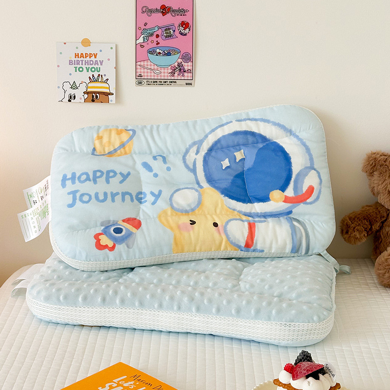 Παιδικό ορθογώνιο μαξιλάρι από 100% βαμβάκι; ύψος 5,1–10 εκ; βάρος 0,5–1,0 kg; γέμισμα: 100% ινών πολυεστέρα; ύφασμα: 100% βαμβάκι.