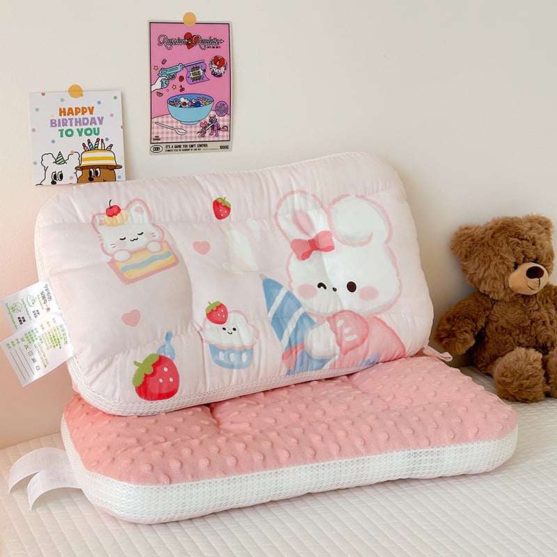 Παιδικό ορθογώνιο μαξιλάρι από 100% βαμβάκι; ύψος 5,1–10 εκ; βάρος 0,5–1,0 kg; γέμισμα: 100% ινών πολυεστέρα; ύφασμα: 100% βαμβάκι.