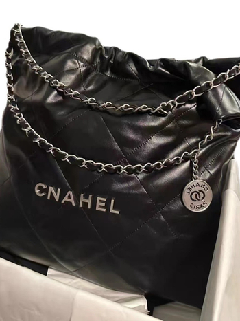 Torba od prave kože u street fashion stilu, bucket torba s vertikalnim kvadratnim oblikom, otvoreni vrh, unutarnja pregrada sa zipom i pretinica za karticu