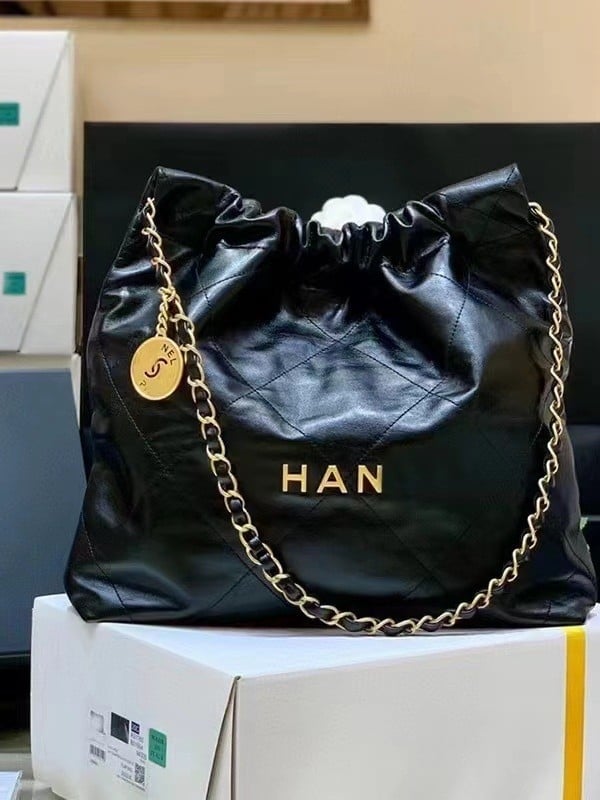 Torba od prave kože u street fashion stilu, bucket torba s vertikalnim kvadratnim oblikom, otvoreni vrh, unutarnja pregrada sa zipom i pretinica za karticu