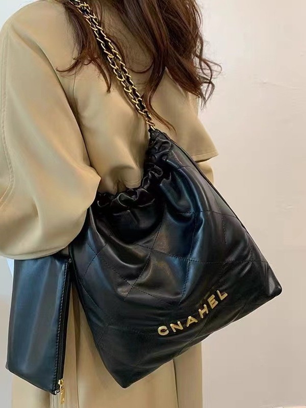 Torba od prave kože u street fashion stilu, bucket torba s vertikalnim kvadratnim oblikom, otvoreni vrh, unutarnja pregrada sa zipom i pretinica za karticu