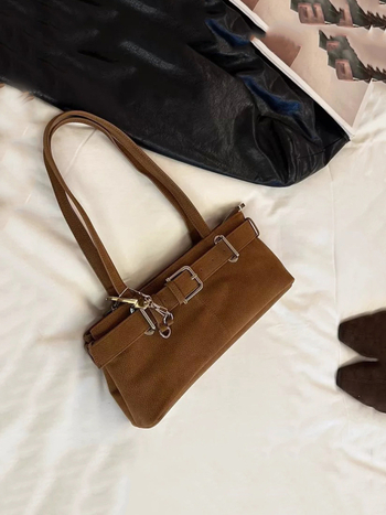 Kožna torba za rame u retro stilu, vodoravnog kvadratnog oblika, zatvaranje na zip, unutarnji džep s zipom i džep za dokumente