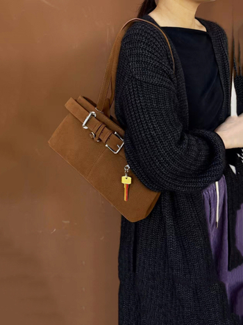 Kožna torba za rame u retro stilu, vodoravnog kvadratnog oblika, zatvaranje na zip, unutarnji džep s zipom i džep za dokumente