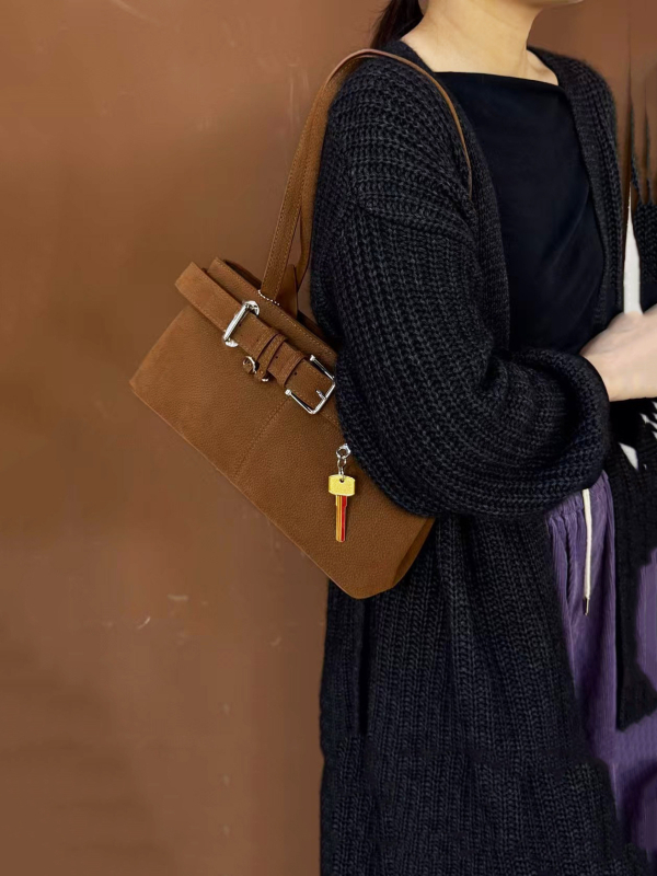 Kožna torba za rame u retro stilu, vodoravnog kvadratnog oblika, zatvaranje na zip, unutarnji džep s zipom i džep za dokumente