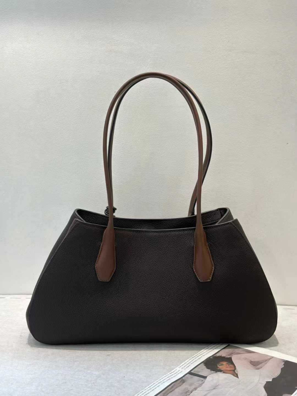 Hobo torba od kože, vodoravni kvadratni oblik, ulični stil, otvaranje kukom, unutarnji džepovi za mobitel i dokumente, podstava od super vlakana