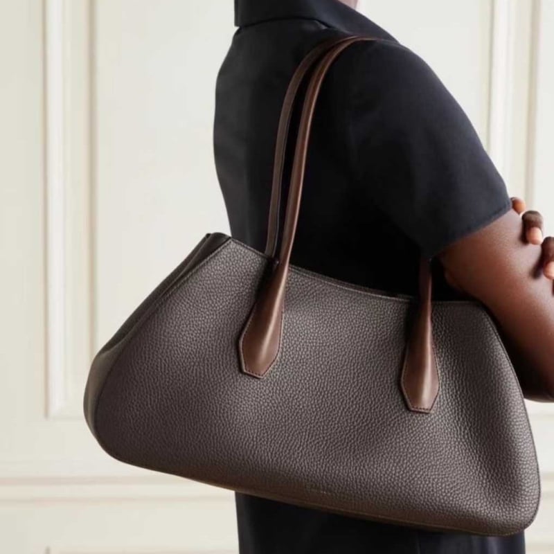 Hobo torba od kože, vodoravni kvadratni oblik, ulični stil, otvaranje kukom, unutarnji džepovi za mobitel i dokumente, podstava od super vlakana