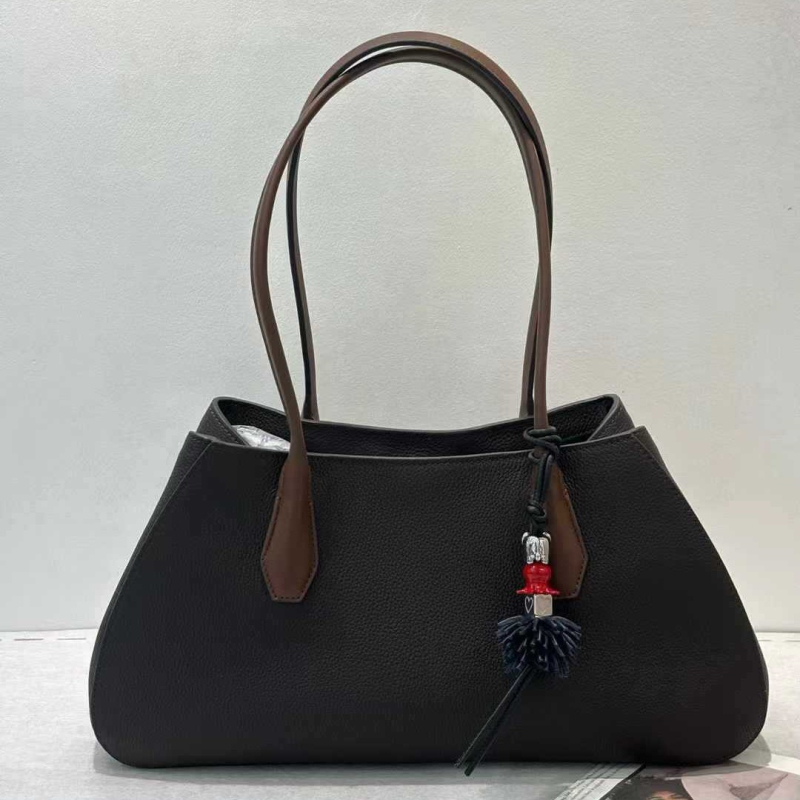 Hobo torba od kože, vodoravni kvadratni oblik, ulični stil, otvaranje kukom, unutarnji džepovi za mobitel i dokumente, podstava od super vlakana