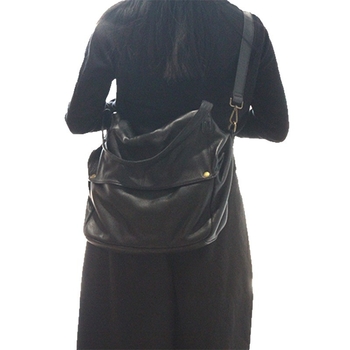 Válltáska valódi bőrből, első réteg marhabőrből, vízszintes négyszögletes forma, cipzáras nyitás, belső cipzáras zseb