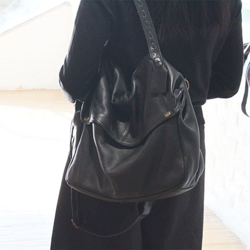 Válltáska valódi bőrből, első réteg marhabőrből, vízszintes négyszögletes forma, cipzáras nyitás, belső cipzáras zseb