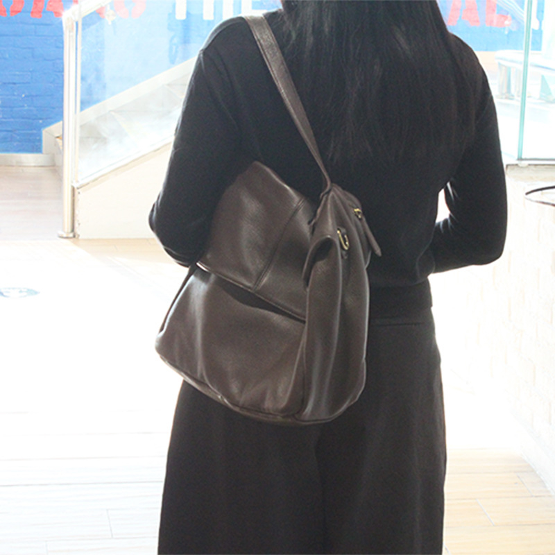 Válltáska valódi bőrből, első réteg marhabőrből, vízszintes négyszögletes forma, cipzáras nyitás, belső cipzáras zseb