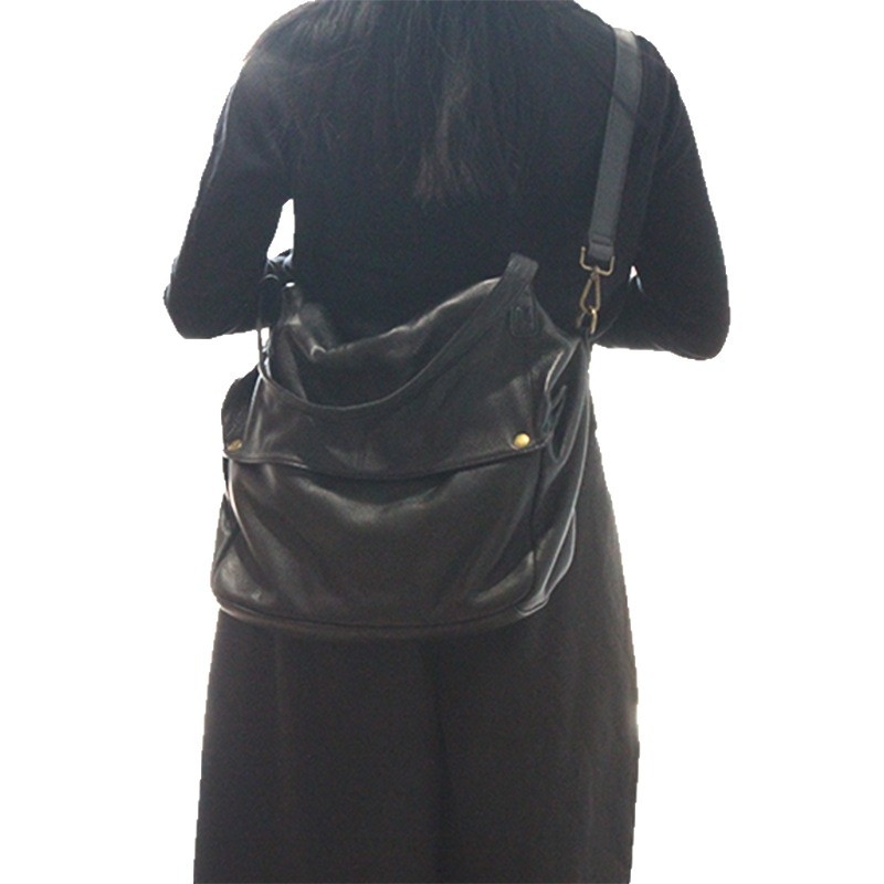 Válltáska valódi bőrből, első réteg marhabőrből, vízszintes négyszögletes forma, cipzáras nyitás, belső cipzáras zseb