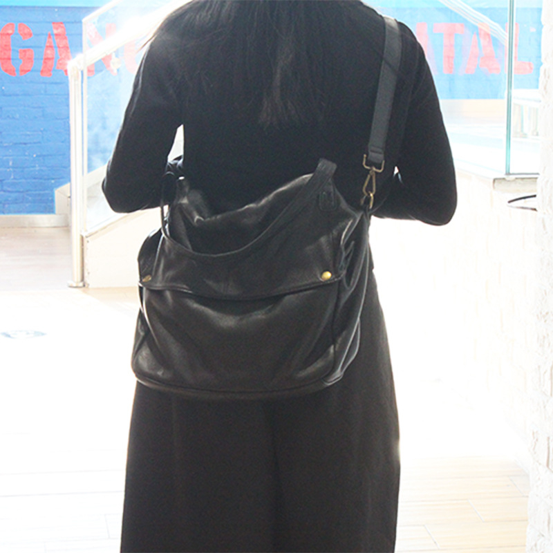 Válltáska valódi bőrből, első réteg marhabőrből, vízszintes négyszögletes forma, cipzáras nyitás, belső cipzáras zseb