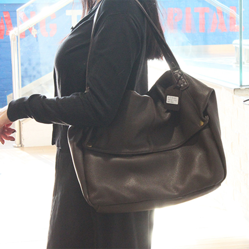 Válltáska valódi bőrből, első réteg marhabőrből, vízszintes négyszögletes forma, cipzáras nyitás, belső cipzáras zseb