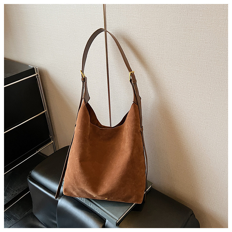 Ženska bucket torba — urbani minimalistički stil, velur od suede materijala, magnetsko zatvaranje, unutarnji džep sa zipom, džep za telefon, džep za dokumente