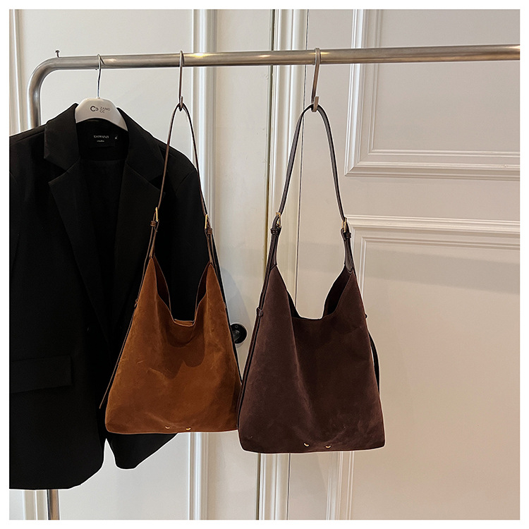 Ženska bucket torba — urbani minimalistički stil, velur od suede materijala, magnetsko zatvaranje, unutarnji džep sa zipom, džep za telefon, džep za dokumente