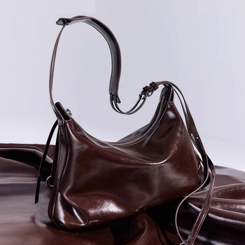 Donut Hobo Underarm táska valódi bőrből — vízszintes négyszögletes forma, cipzáras záródás, egypántos váll-crossbody