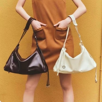 Donut Hobo Underarm táska valódi bőrből — vízszintes négyszögletes forma, cipzáras záródás, egypántos váll-crossbody