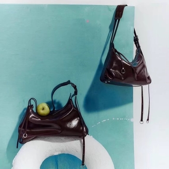 Donut Hobo Underarm táska valódi bőrből — vízszintes négyszögletes forma, cipzáras záródás, egypántos váll-crossbody