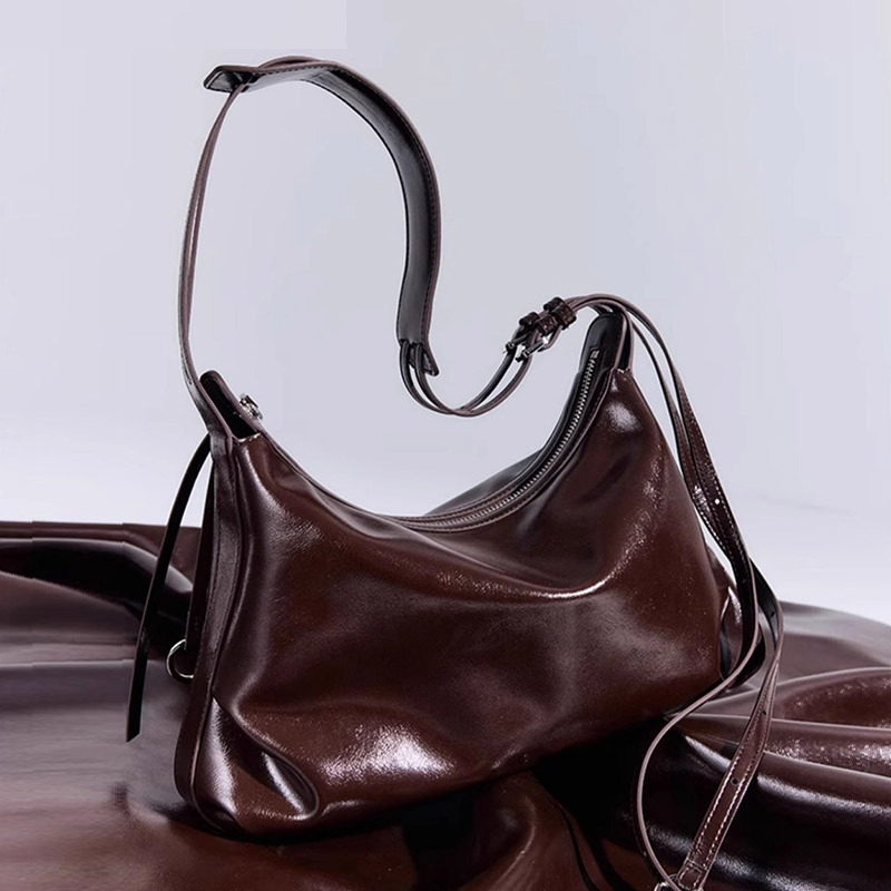 Donut Hobo Underarm táska valódi bőrből — vízszintes négyszögletes forma, cipzáras záródás, egypántos váll-crossbody