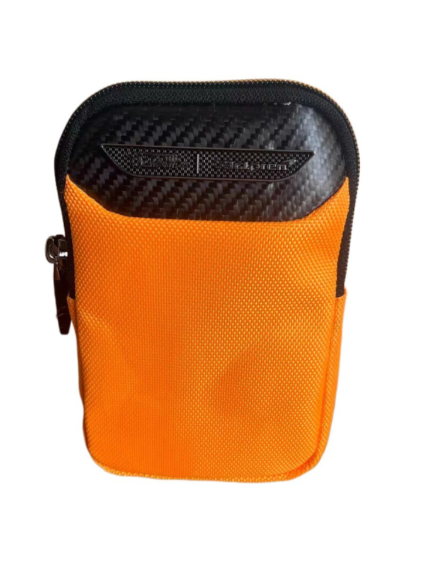 Nylon messenger táska vállra, rekesz a telefon számára, cipzáras nyitás, függőleges téglalap forma, uniszex