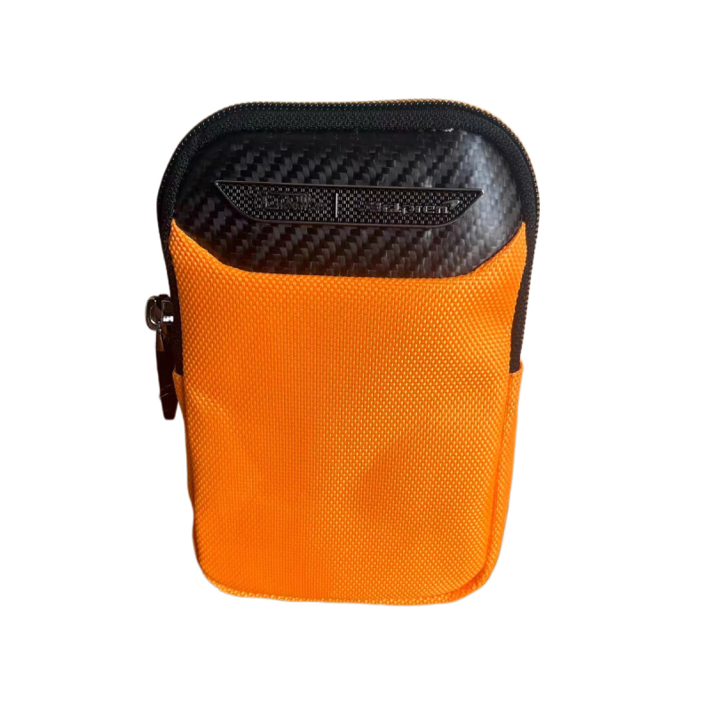 Nylon messenger táska vállra, rekesz a telefon számára, cipzáras nyitás, függőleges téglalap forma, uniszex