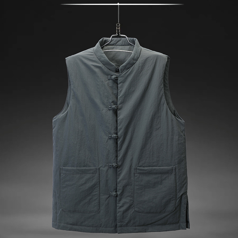 Етническа пухена жилетка с поло яка, съдържание на пух 91–95%, пълнеж 80