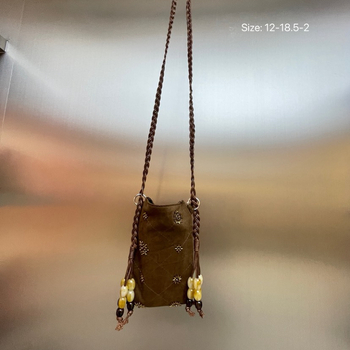 Velúr anyagú gyöngyös hímzett bucket táska, függőleges négyszögletes sziluett, belső telefonzseb, poliészter bélés, tél 2025