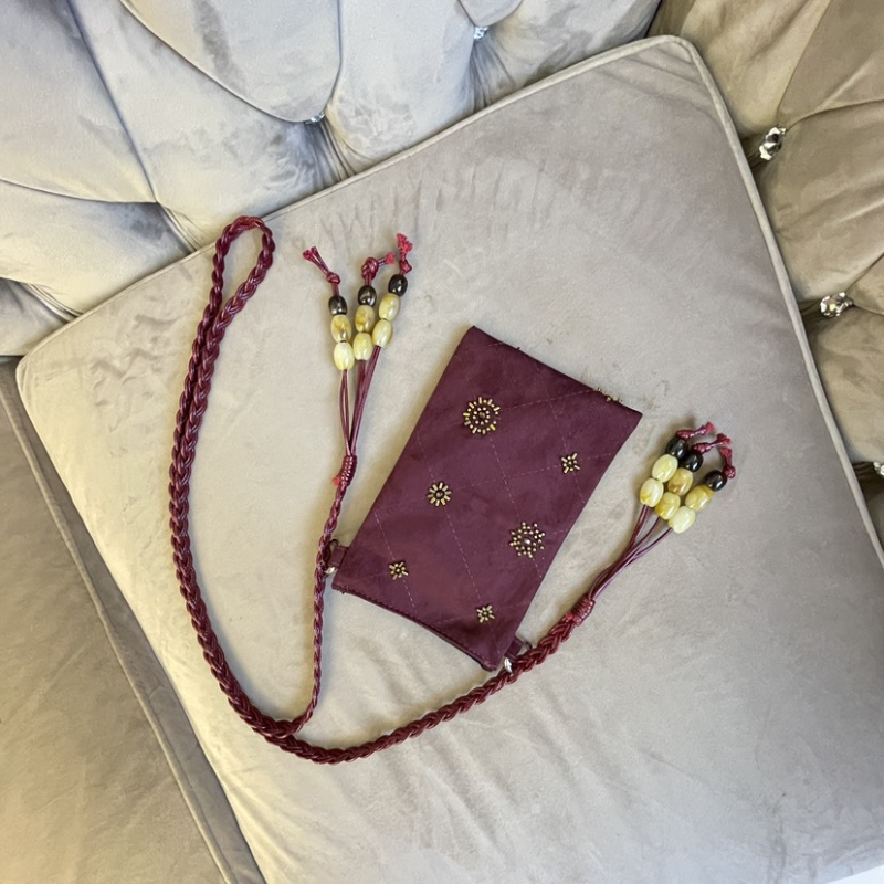 Velúr anyagú gyöngyös hímzett bucket táska, függőleges négyszögletes sziluett, belső telefonzseb, poliészter bélés, tél 2025