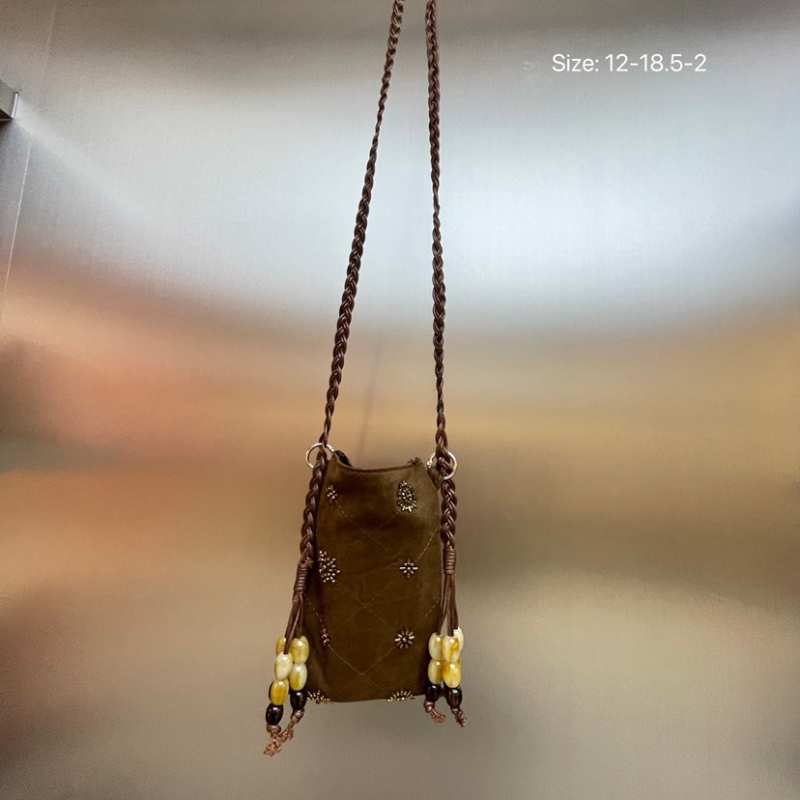 Velúr anyagú gyöngyös hímzett bucket táska, függőleges négyszögletes sziluett, belső telefonzseb, poliészter bélés, tél 2025