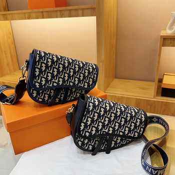 PU bőrű közepes méretű nyerges táska hímzett mintával, kerek forma, cipzár, dupla vállpánt