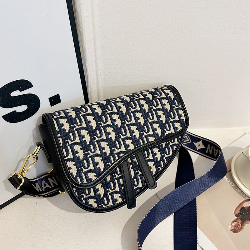 PU bőrű közepes méretű nyerges táska hímzett mintával, kerek forma, cipzár, dupla vállpánt