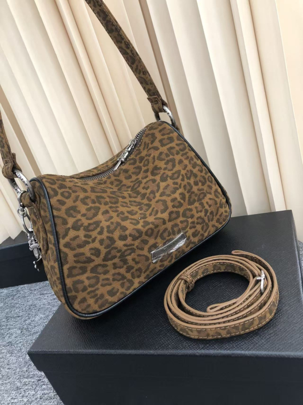 Velur torbica s leopard printom i križnim motivom, ulični stil, horizontalni kvadratni oblik, zatvaranje na zip, unutarnji džep sa zipom i džep za mobitel