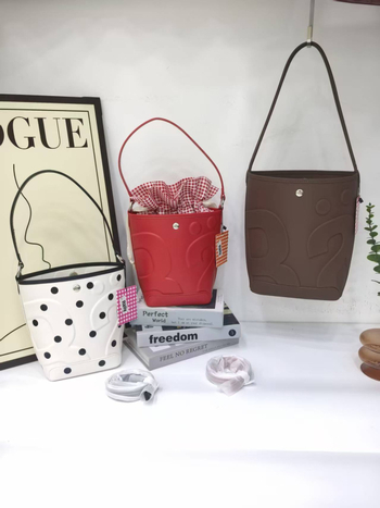 Geantă Ra tip găleată, din fibră super, închidere magnetică, toamnă 2025