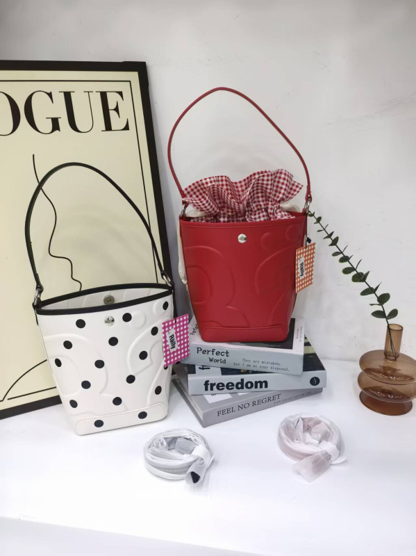 Geantă Ra tip găleată, din fibră super, închidere magnetică, toamnă 2025