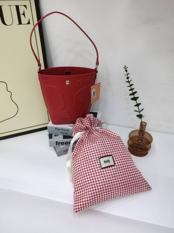 Geantă Ra tip găleată, din fibră super, închidere magnetică, toamnă 2025