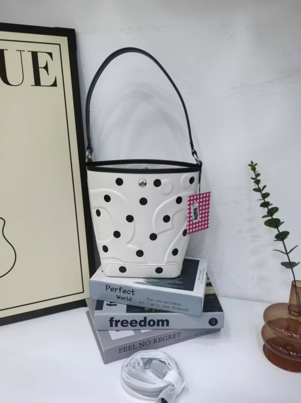 Geantă Ra tip găleată, din fibră super, închidere magnetică, toamnă 2025