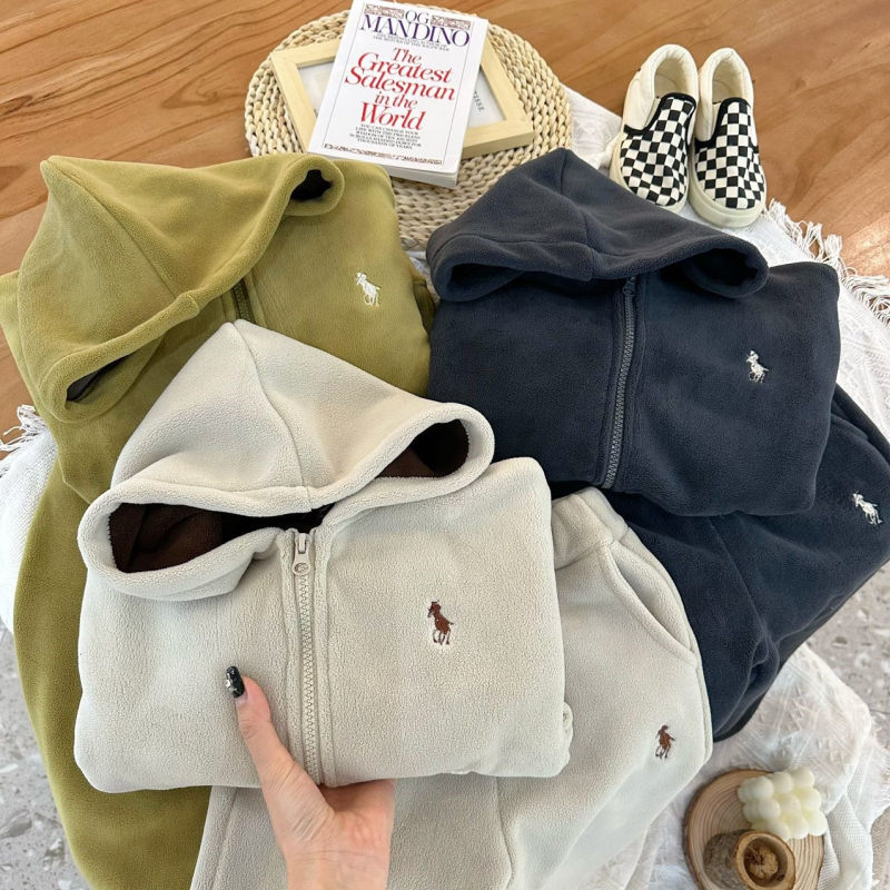 Gyerek téli kapucnis két részes szett: dzseki cipzárral és nadrág; vast bélés, 90% pamut