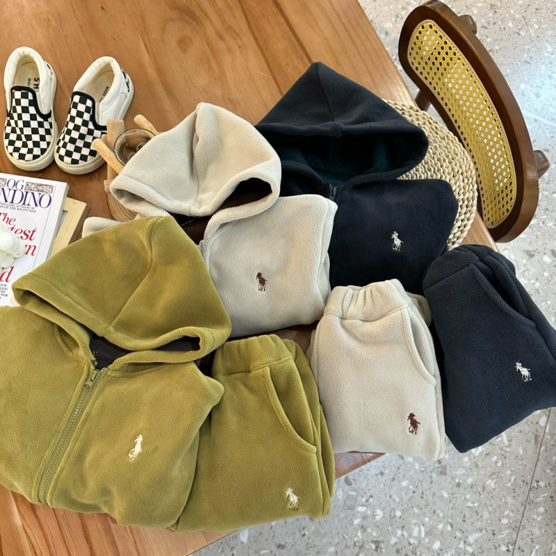 Gyerek téli kapucnis két részes szett: dzseki cipzárral és nadrág; vast bélés, 90% pamut