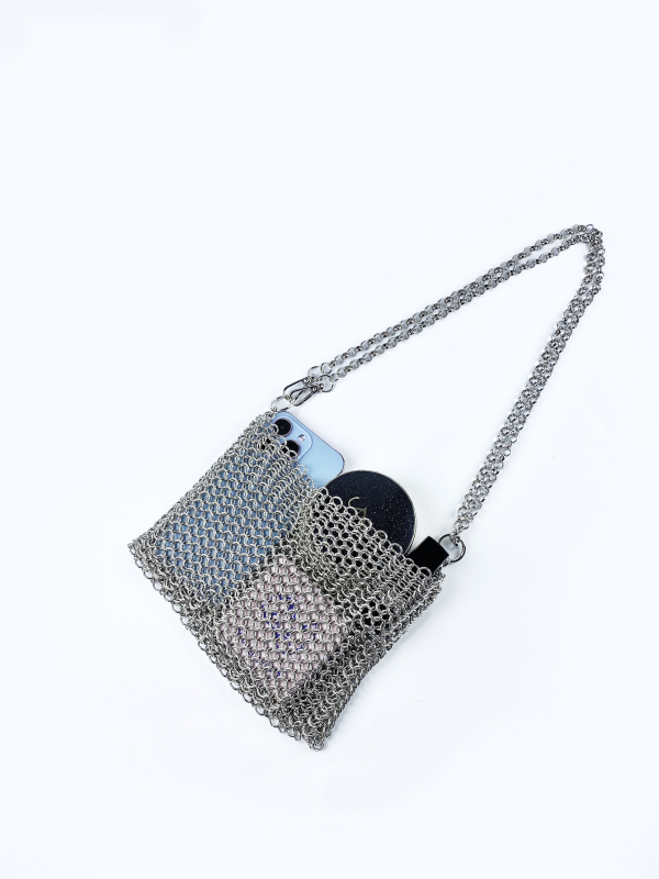 Crossbody torba za telefon, gradski stil, metalna, pletena tekstura, vodoravni kvadratni oblik, otvoreni gornji dio