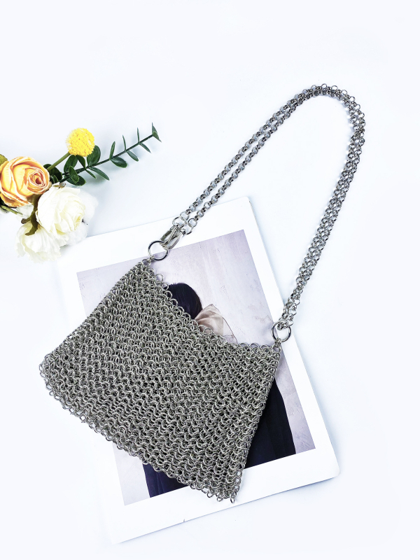 Crossbody torba za telefon, gradski stil, metalna, pletena tekstura, vodoravni kvadratni oblik, otvoreni gornji dio