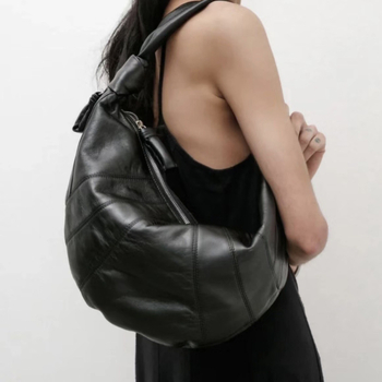 Geantă tip gălușă din piele naturală, exterior din piele de oaie, căptușeală poliester, închidere cu fermoar, buzunar interior cu fermoar, curea de umăr simplă