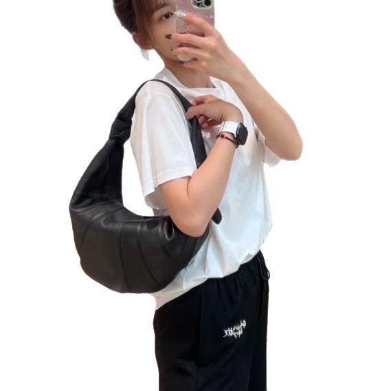 Geantă tip gălușă din piele naturală, exterior din piele de oaie, căptușeală poliester, închidere cu fermoar, buzunar interior cu fermoar, curea de umăr simplă