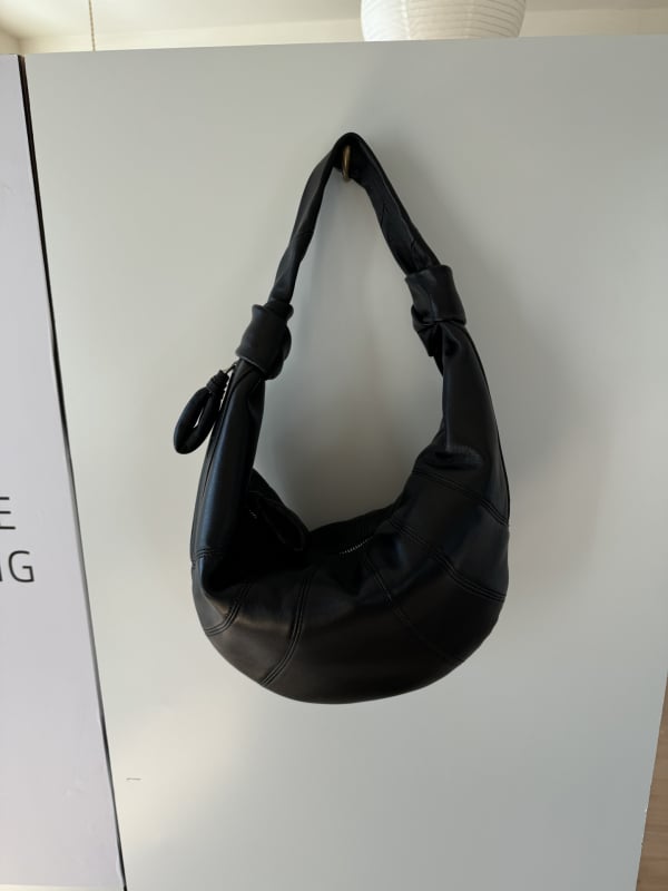 Geantă tip gălușă din piele naturală, exterior din piele de oaie, căptușeală poliester, închidere cu fermoar, buzunar interior cu fermoar, curea de umăr simplă