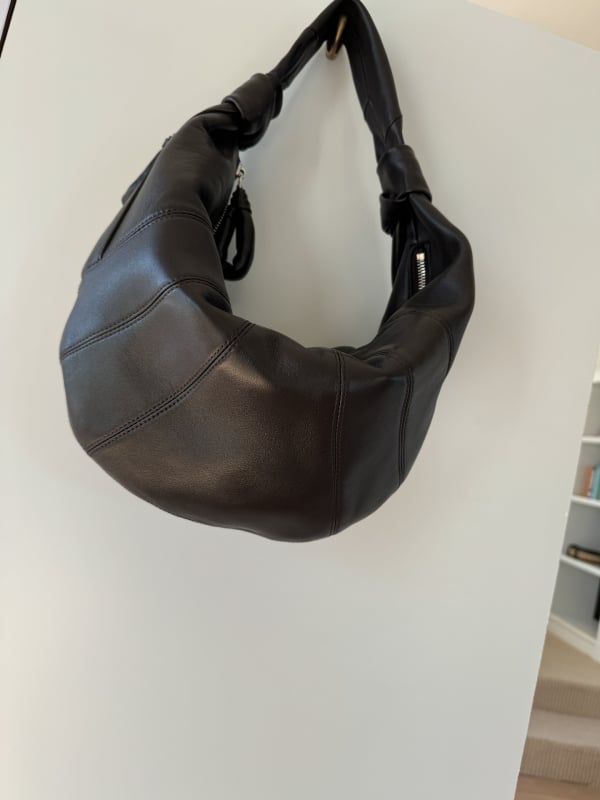 Geantă tip gălușă din piele naturală, exterior din piele de oaie, căptușeală poliester, închidere cu fermoar, buzunar interior cu fermoar, curea de umăr simplă