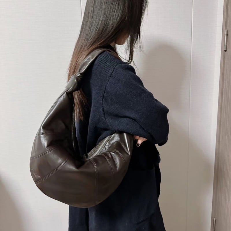 Geantă tip gălușă din piele naturală, exterior din piele de oaie, căptușeală poliester, închidere cu fermoar, buzunar interior cu fermoar, curea de umăr simplă