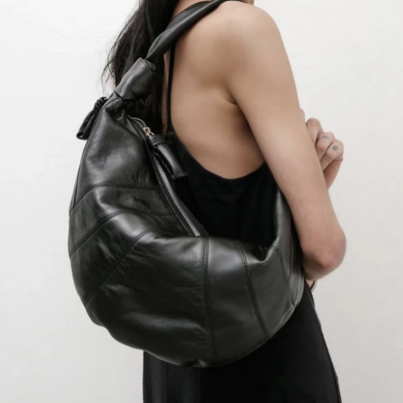 Geantă tip gălușă din piele naturală, exterior din piele de oaie, căptușeală poliester, închidere cu fermoar, buzunar interior cu fermoar, curea de umăr simplă